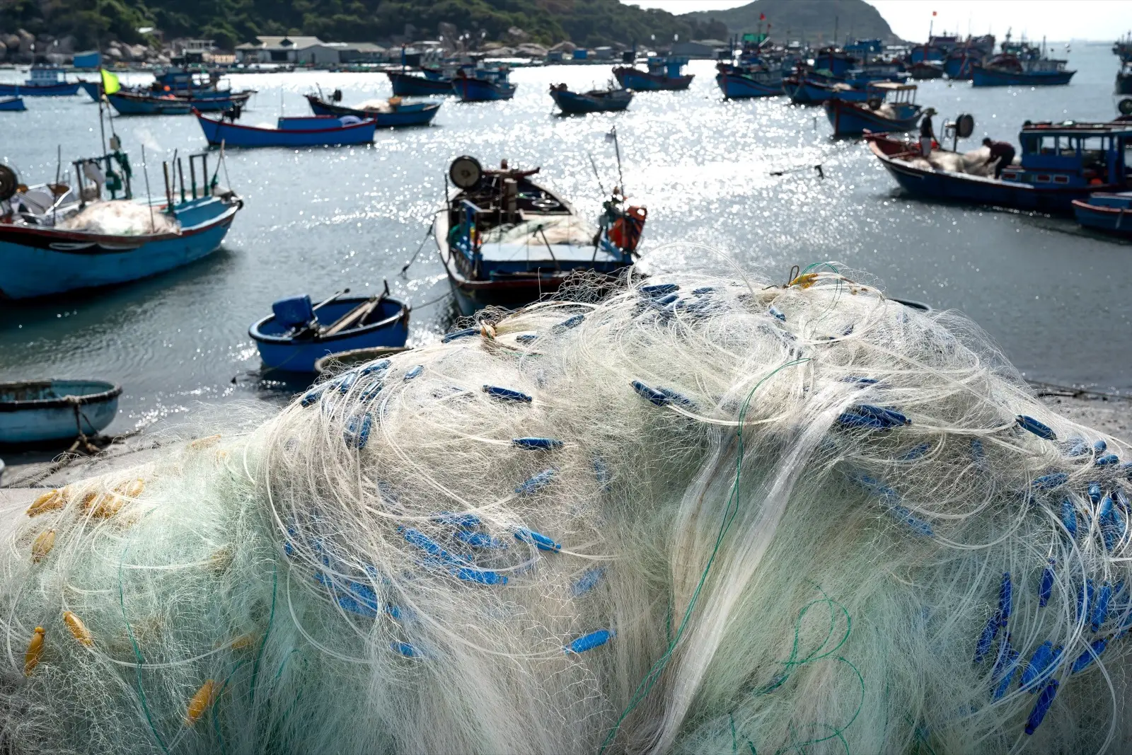 Ngư dân quăng lưới ngoài khơi Hòn Sơn