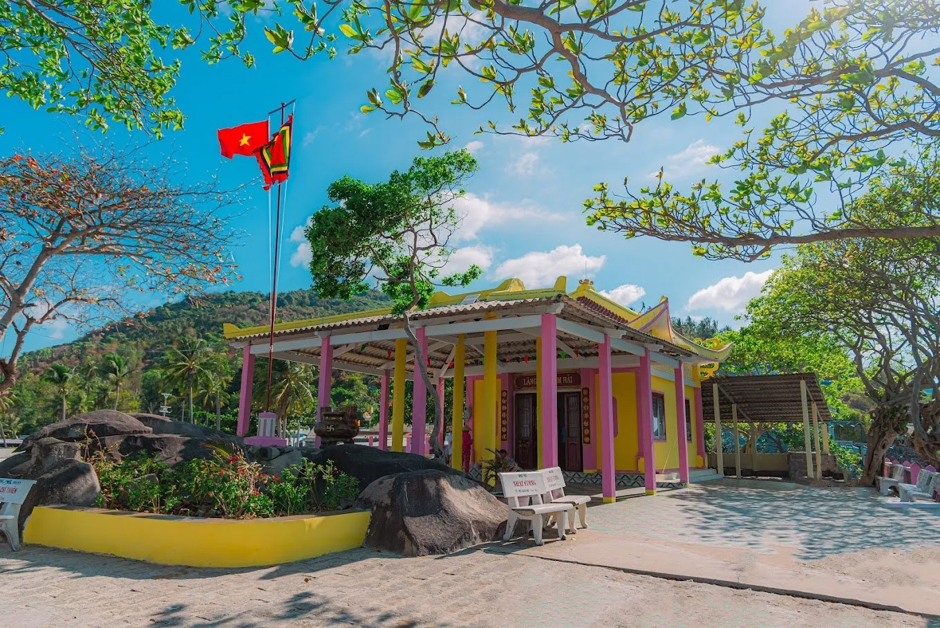 Lăng Ông Nam Hải, Hòn Sơn